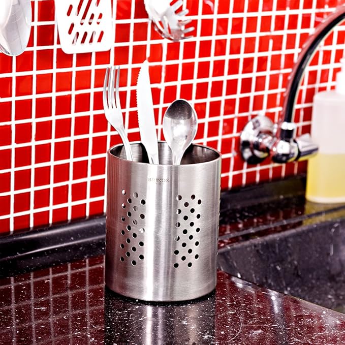 Com seus compactos 12x14 cm, este porta talheres em aço inox prova que não é preciso ocupar muito espaço para fazer toda a diferença. Ele se encaixa perfeitamente em qualquer bancada, mesa de jantar ou área gourmet, mantendo garfos, facas e colheres sempre organizados e ao alcance da mão.